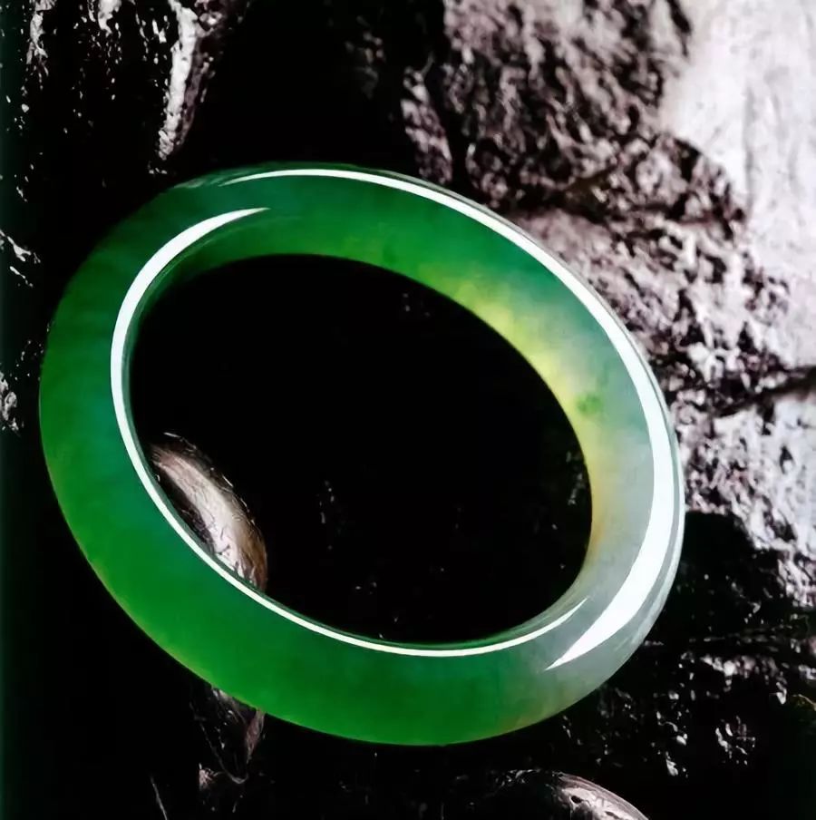 翡翠|不起眼的翡翠原石，切出少见的高冰种，仅一只手镯价格就7位数！