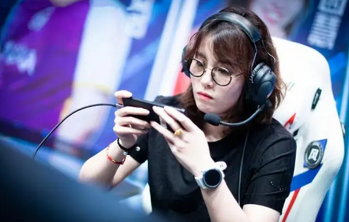 傅园慧|“洪荒少女”傅园慧：里约奥运一炮而红，如今26岁在娱乐圈挣大钱