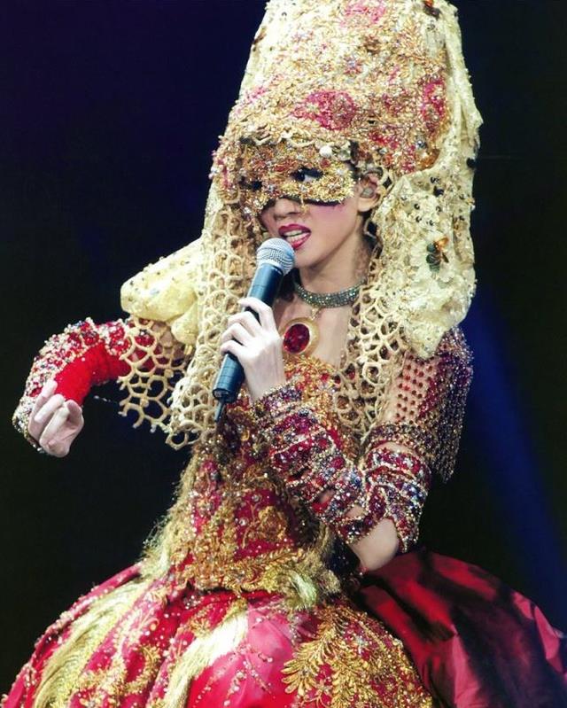 梅艳芳|“风华绝代”梅艳芳:不爱财却独爱才,为何葬礼上频频有怪事发生