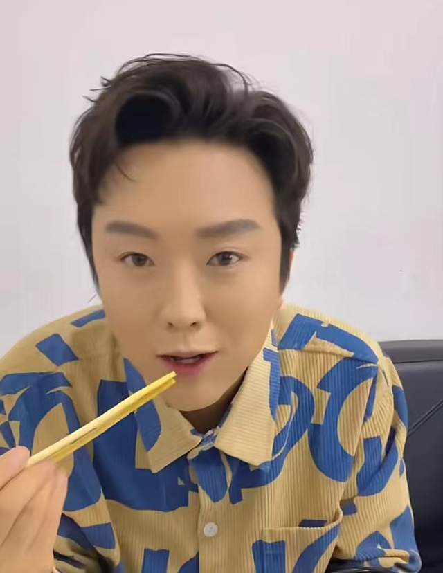 李玉刚|为6块钱逼哭女主持？李玉刚惨遭网暴无奈关闭评论，发声回应争议