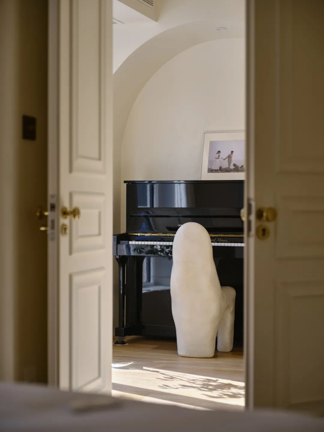 95后83㎡婚房设计,奶油色艺术涂料,让家告别喧嚣,享受自在与舒适!