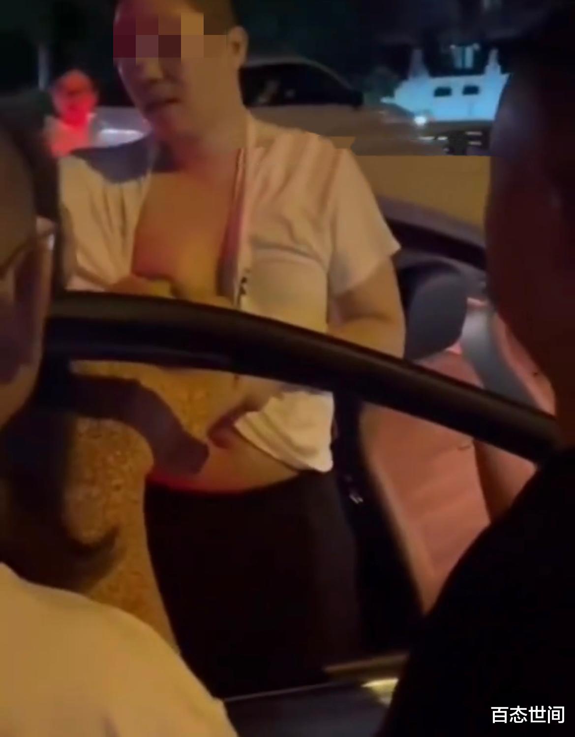 江苏女司机不满被敲车门质疑乱停车,拽着男司机约架:叫你全家来
