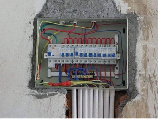 电源开关这样装,入住后才不容易跳闸,老师傅都是这样装