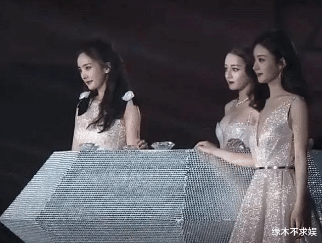 唐嫣|唐嫣被晒早年活动生图，172cm个头太瞩目，和路人差别一目了然