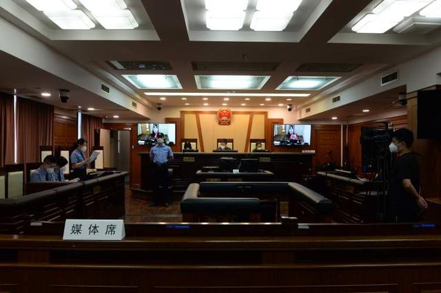 妻子发短信提离婚当天,丈夫火速把公司股权转给自己父亲!