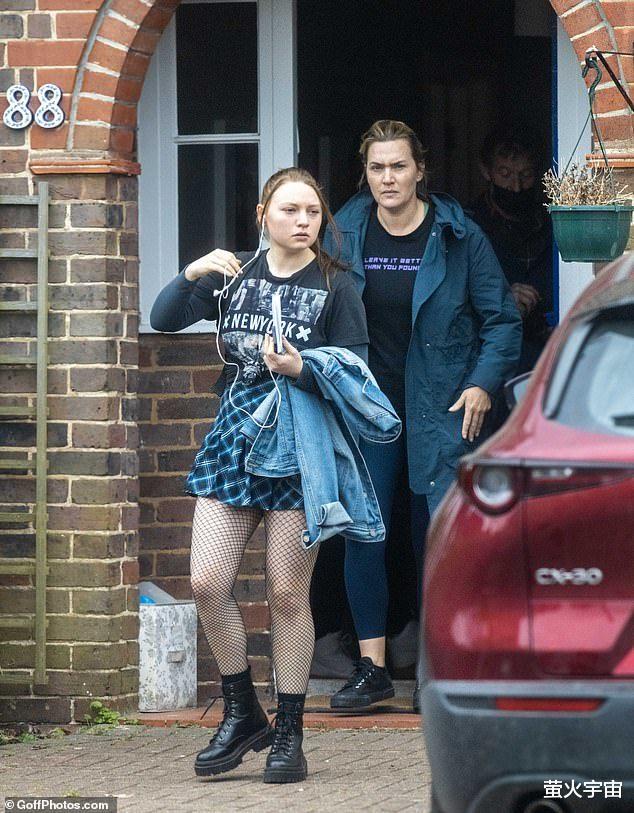 明星素颜|46岁凯特·温斯莱特久违现身，纯素颜再无露丝荣光，21岁女儿本色出镜