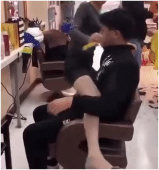 理发店女技师贴身服务,豪放坐在顾客身上刮胡子,这么敢想过同行的感受吗?