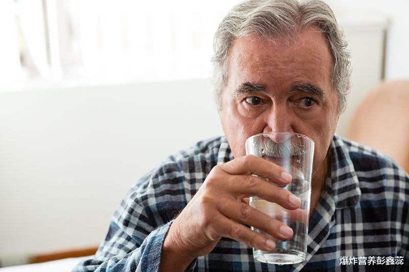 疾病|人老了身上有异味，仅仅是因为卫生不好吗？提醒：你先别这么想