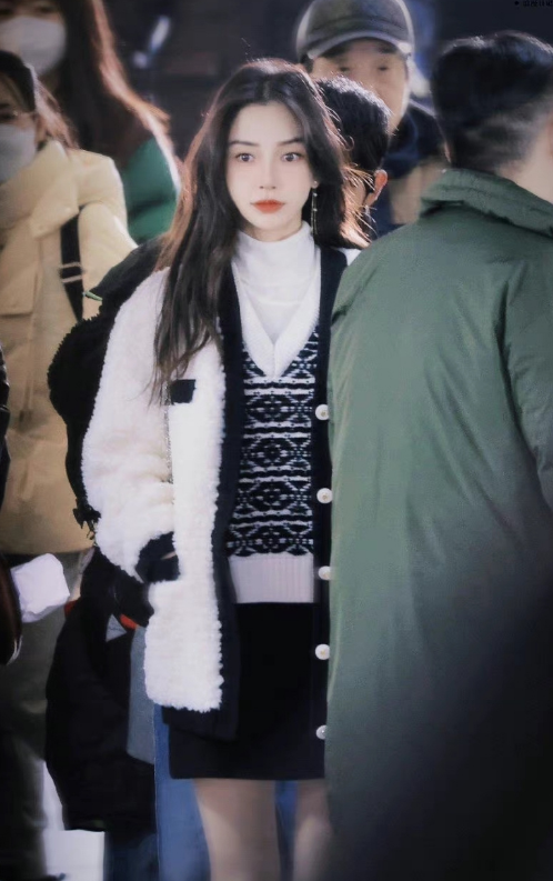 Angelababy|Baby菜市场拍戏被偶遇！光腿抱一个大热水袋，颜值太高被路人盯着看