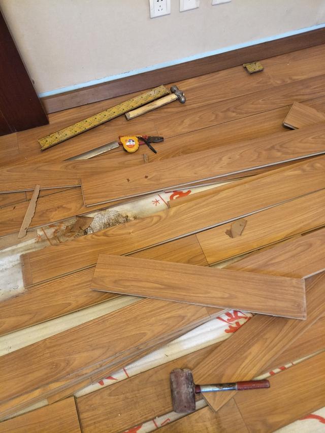 ?我家全屋瓷砖,爸妈家全屋木地板,两种地面用起来有何不同?