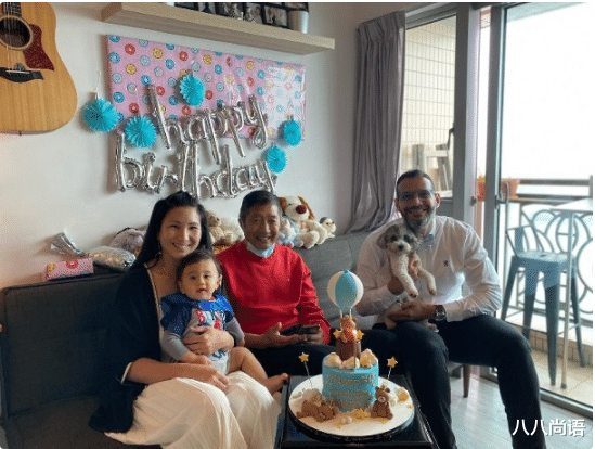 郑佩佩|郑佩佩前夫近照,穿红色卫衣为外孙庆生,同框女儿一家比女婿年轻