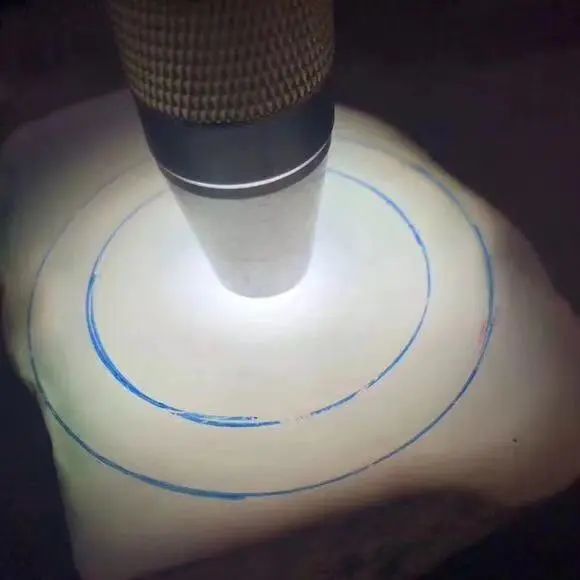 |9800买下木那包浆皮翡翠原石,切开后大家直瞪眼!