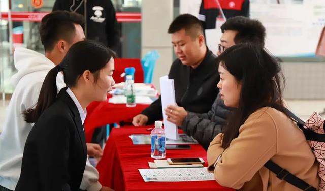 00后|“抱歉,我们不要上网课的毕业生”,00后面试被拒绝,理由很可笑