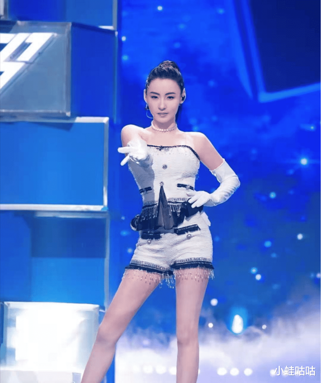 |名气越大越低调!42岁张柏芝冒雨和粉丝合影,不打雨伞素颜出镜!