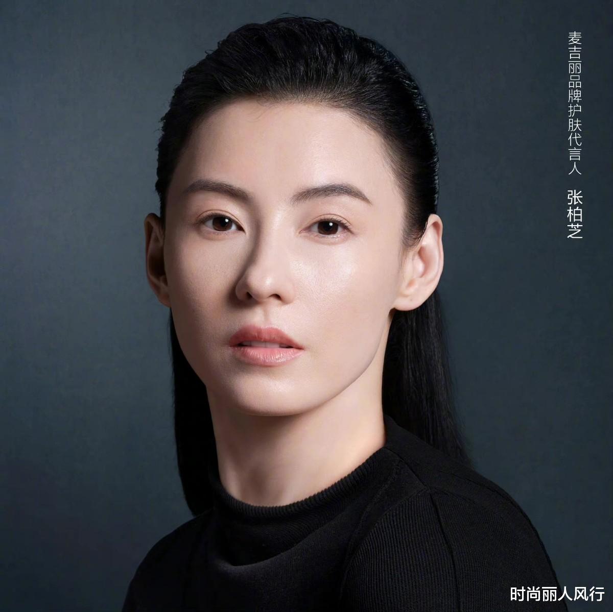 张柏芝|张柏芝为拍大片豁出去了！素颜为顶奢国货拍广告，穿针织衫太随意