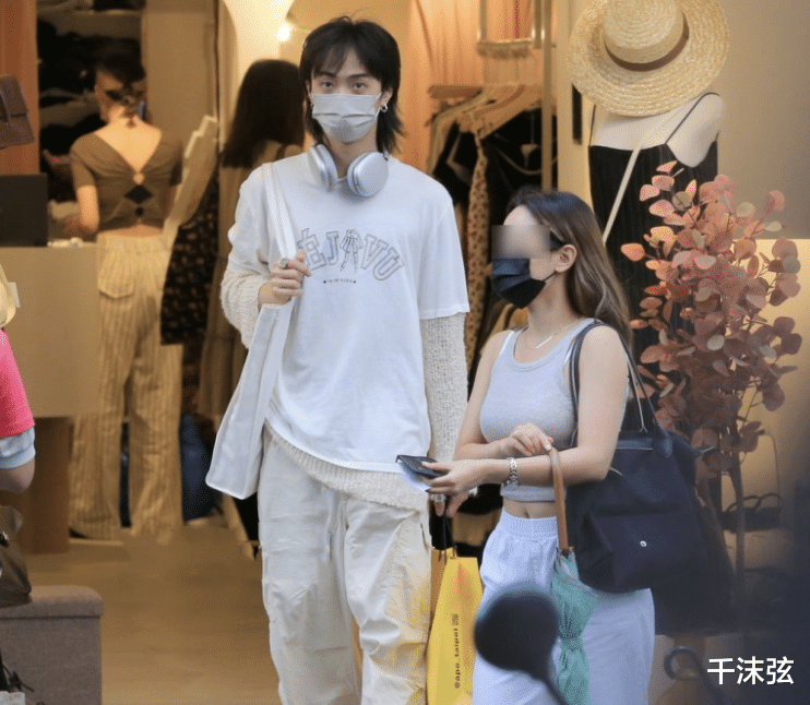 伊能静|伊能静儿子被曝恋情!穿男装搂女友宣示主权,女方是“小王祖贤”