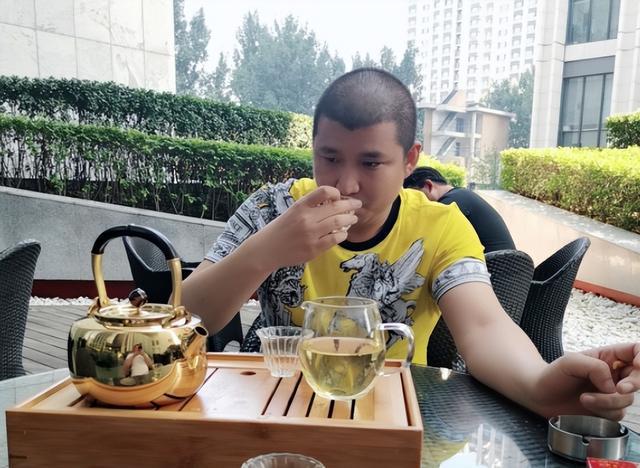 “半只狐狸”连麦二驴，透露直播两个月，已赚120万，网友：暴利