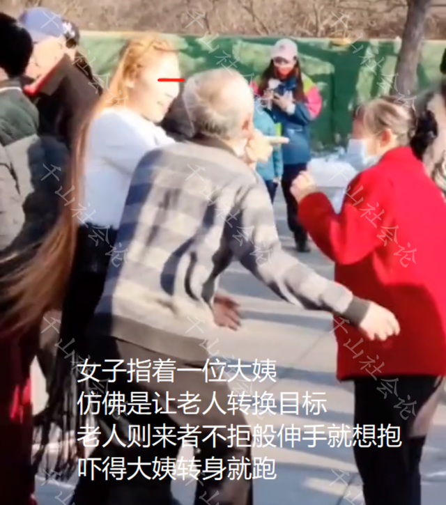美女在街上跳舞,大爷撅臀昂首直往身上凑,旁若无人做出轻薄之事