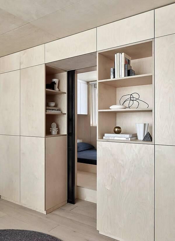 电视墙上有房门，不一定非要做隐形，分享4种设计方案，也挺漂亮