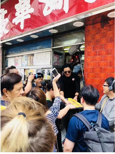 周润发|周润发最爱的饼店结业，他带红包现身见人就给，坦言非常可惜