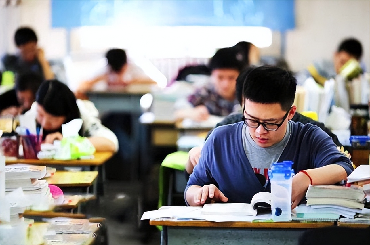 大学生|月薪超过三万元的人，都是什么学历？毕业生看完后沉默了