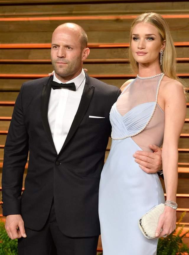 二胎|杰森·斯坦森骑摩托艇冲浪像拍大片，小19岁娇妻生二胎后身材真实