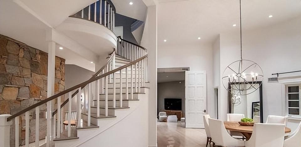 关晓彤|纯白挑高大厅！赛琳娜490万美金私人奢华豪宅曝光