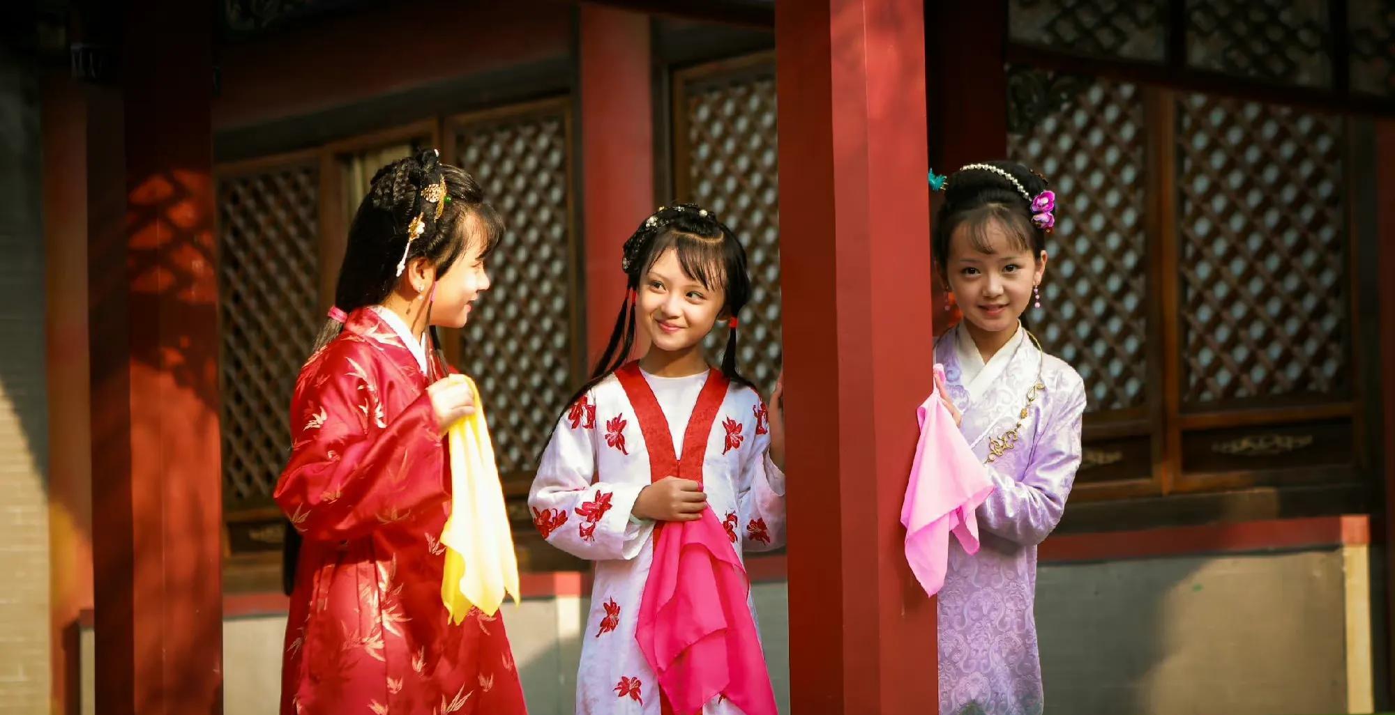 小戏骨红楼梦|红楼白蛇小戏骨今昔对比:小宝钗尴尬小熙凤美飒,小素贞脸更尖了