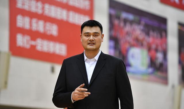 上海男篮|CBA三消息：杨宏锋裁判退役，王怀玉接替杜锋成主帅，上海追周琦