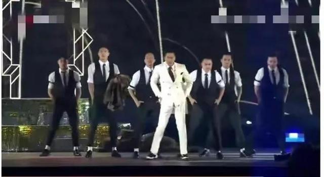 台湾|林志玲老公压轴中国台湾春晚，与受热捧的劣迹艺人罗志祥热烈握手