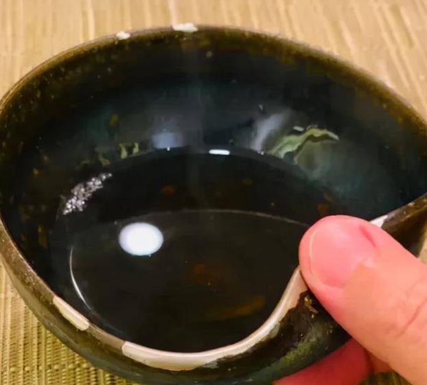 周杰伦|周杰伦病愈后正式复工，私下和好友聚餐放松，喝18万红酒太阔气