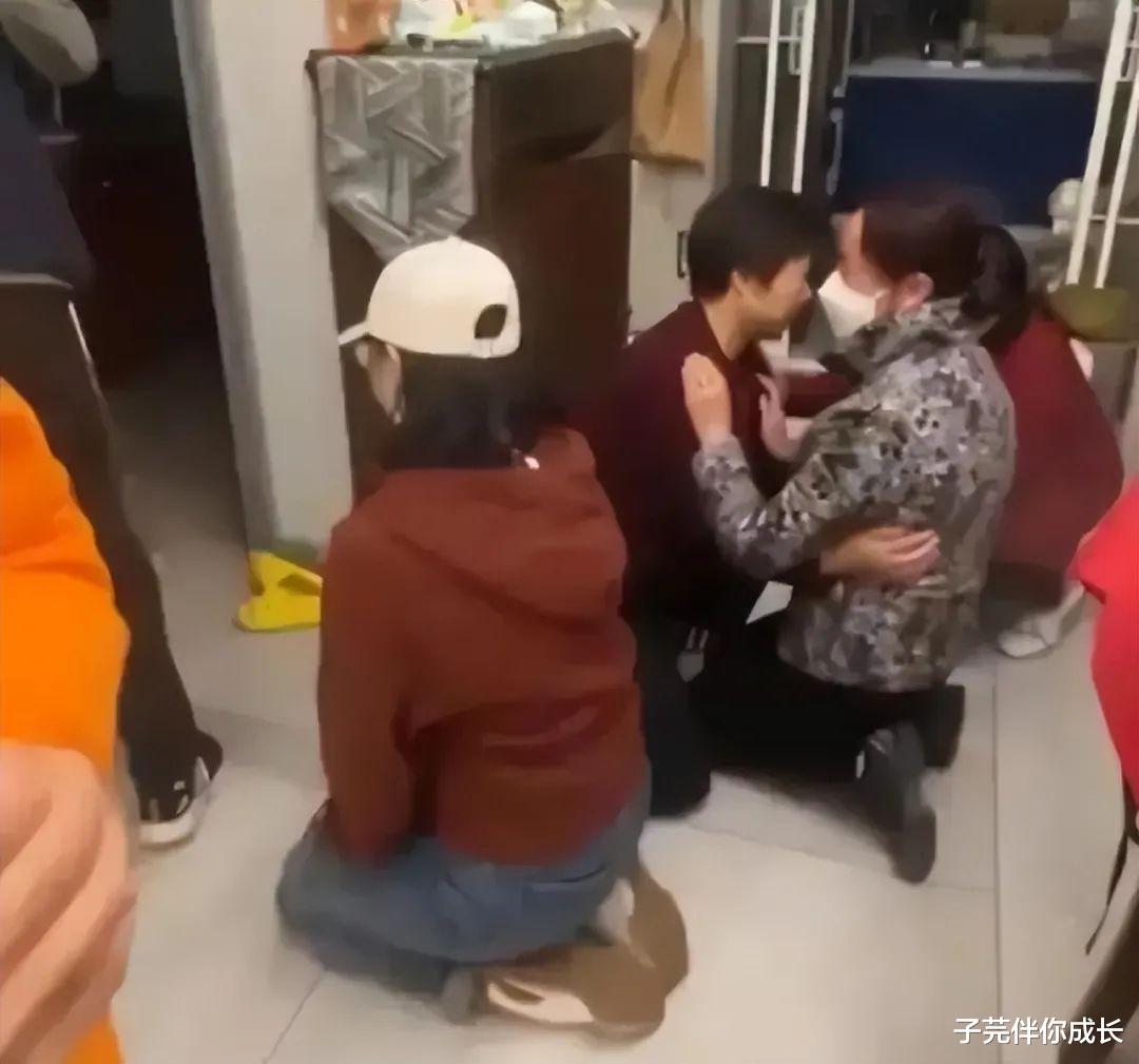 鲁医生掌掴小孩后续,邻居调解无果,对方不肯原谅:下跪也没用