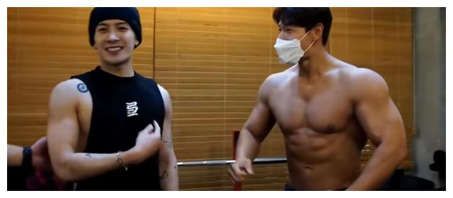 王嘉尔|王嘉尔时隔3年出演金钟国网络频道节目,两人一同秀肌肉好身材