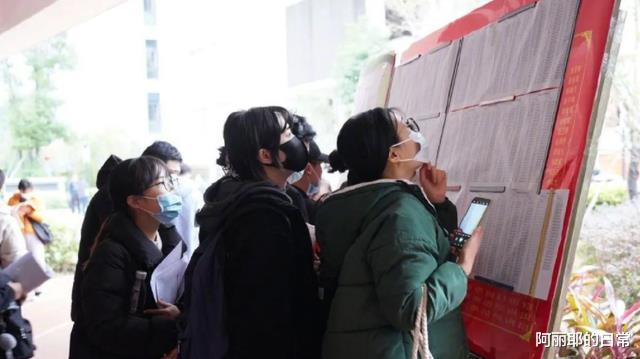 阿里巴巴|成年人最后的倔强,这两年到底有多少人,每天在假装上班