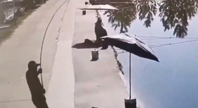 |钓鱼人蒙圈啦！男子盘黑坑中大鱼，鱼竿连续断3次，网友：放手吧