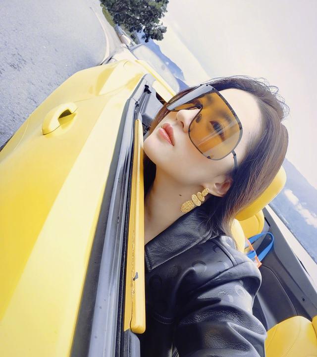 小姐姐|刘亦菲这组照片太飒了，真的想坐姐姐的副驾
