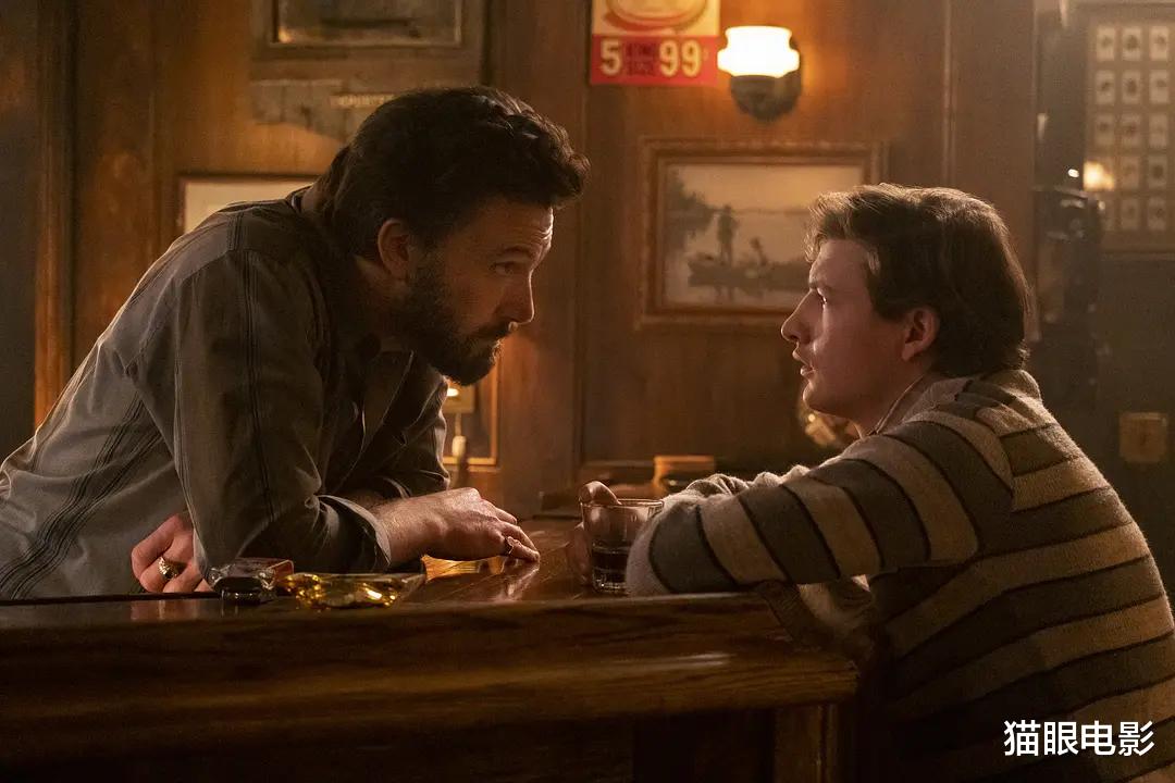 本·阿弗莱克|50岁蝙蝠侠大本逛农贸市场，跟儿子边走边吃面包，吃得腮都鼓了