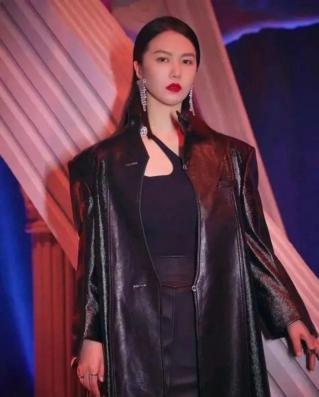 谭维维|歌手谭维维晒书法作品，小行书耐看，娱乐圈中极少人能写这么好看