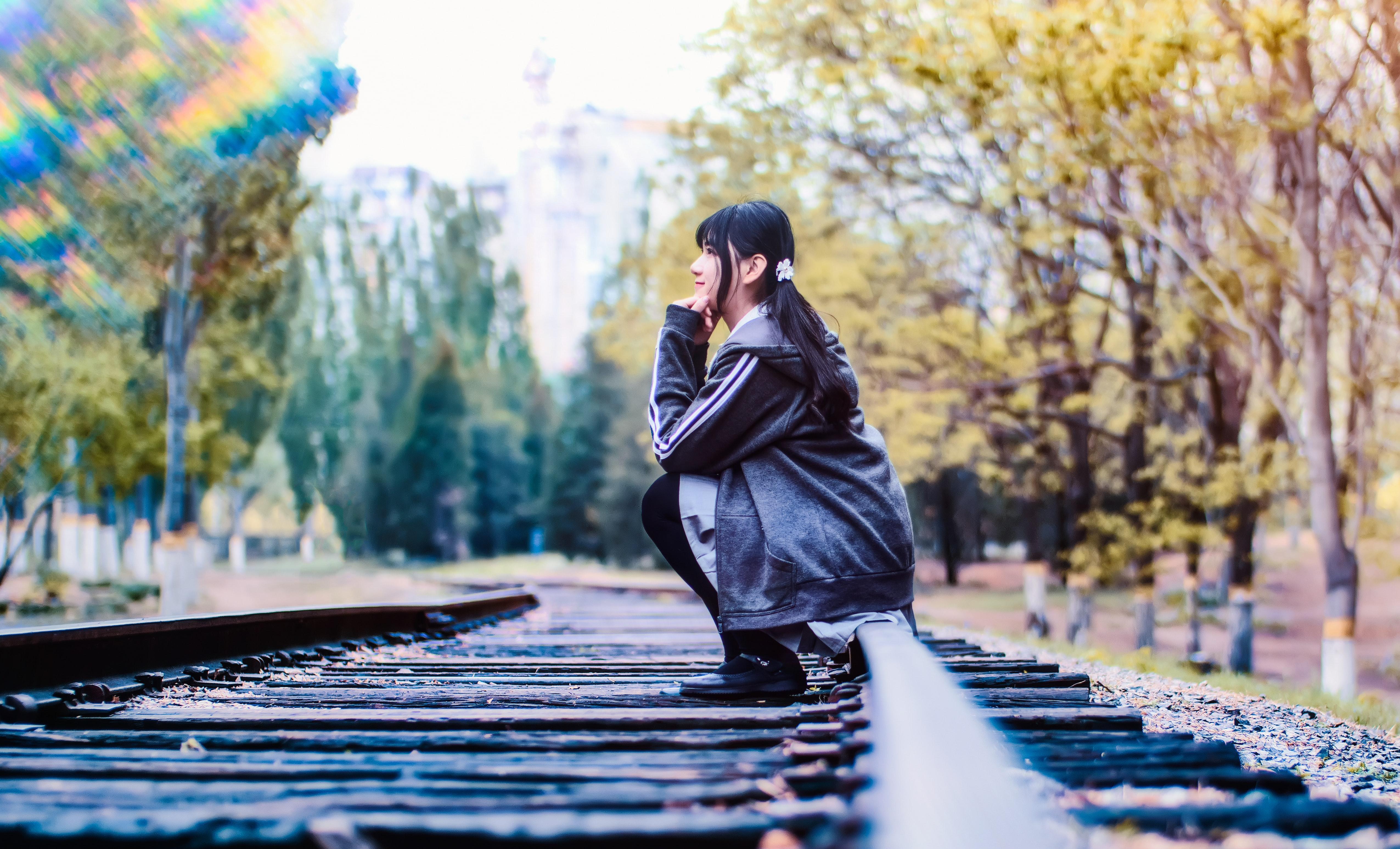 郭可盈|去闺蜜家小住，走时她送我一包大牌旧衣服，半路上我全扔进垃圾箱