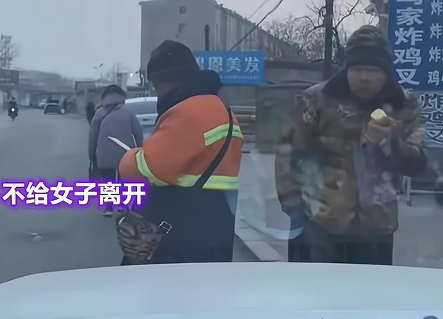 女子路边压坏4个苹果遭索赔100元:其他苹果受到惊吓,不能卖了!