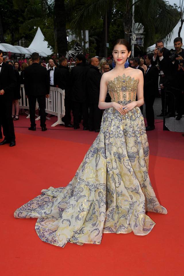 关晓彤|关晓彤长得是真嫩,明明穿了华贵的礼服,依旧很有少女感