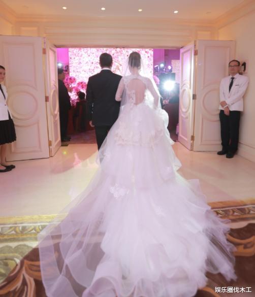 郭富城|郭富城小22岁妻子深夜晒婚礼照片，手上钻戒太抢眼，网友直呼嫉妒