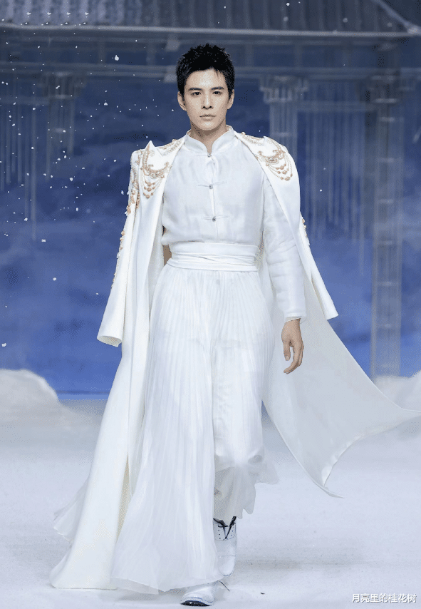 黑龙|《苍兰诀》大黑龙林柏叡走秀，一袭白色长袍，走路带风的感觉