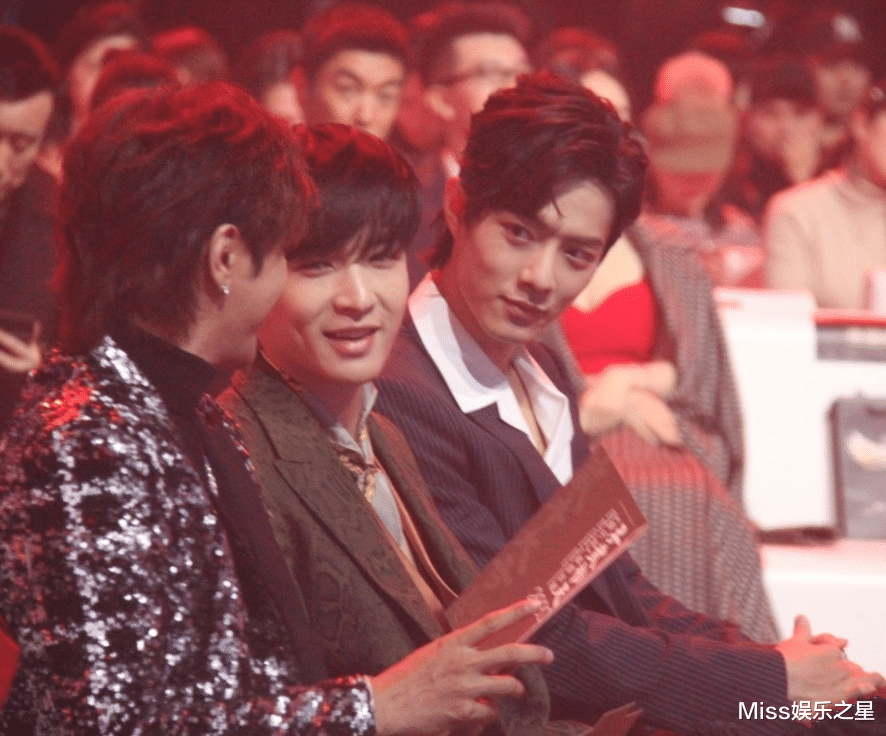 迪丽热巴|为了避嫌，肖战在活动现场避开迪丽热巴，选择与张艺兴坐在一起