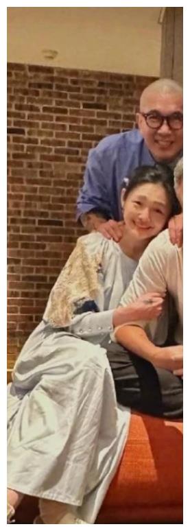 大S|大S具俊晔拍全家福，大S故意遮挡小腹，先前被拍肚子凸起疑怀孕