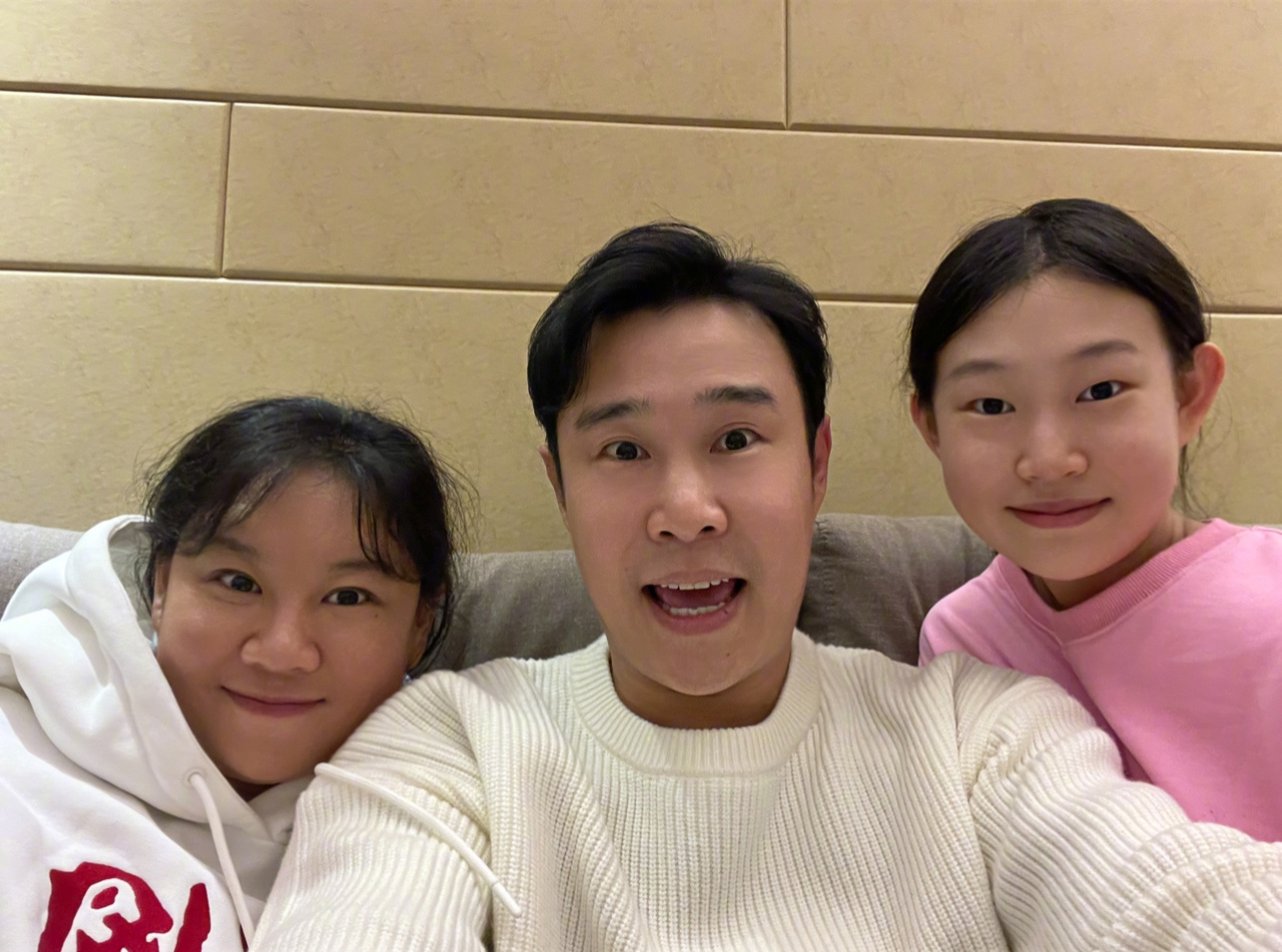 小沈阳|小沈阳沈春阳夫妇同框出镜拜年，幽默回应未上春晚的遗憾