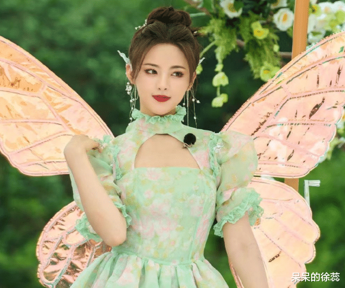 翟潇闻|同样是综艺宠儿，把杨超越跟翟潇闻放一起，师姐弟差别真大！