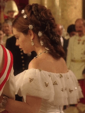 茜茜公主|新版《茜茜公主》中最惊艳的10条裙子：低调的奢华，不比老版的差 。