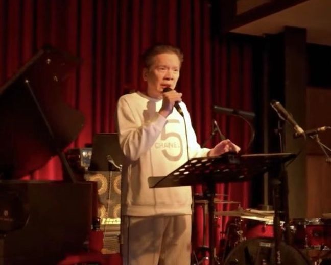 萧敬腾|向华强夫妇与萧敬腾聚会，萧敬腾卖力为干爹演唱，近照酷似向佐