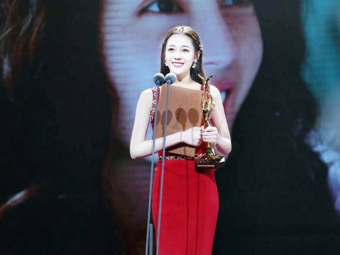|金鹰奖取消观众喜爱演员奖：迪丽热巴王一博得奖被质疑，去流量化？